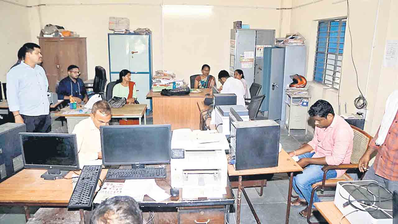 లంచం అడిగి.. అడ్డంగా దొరికి..