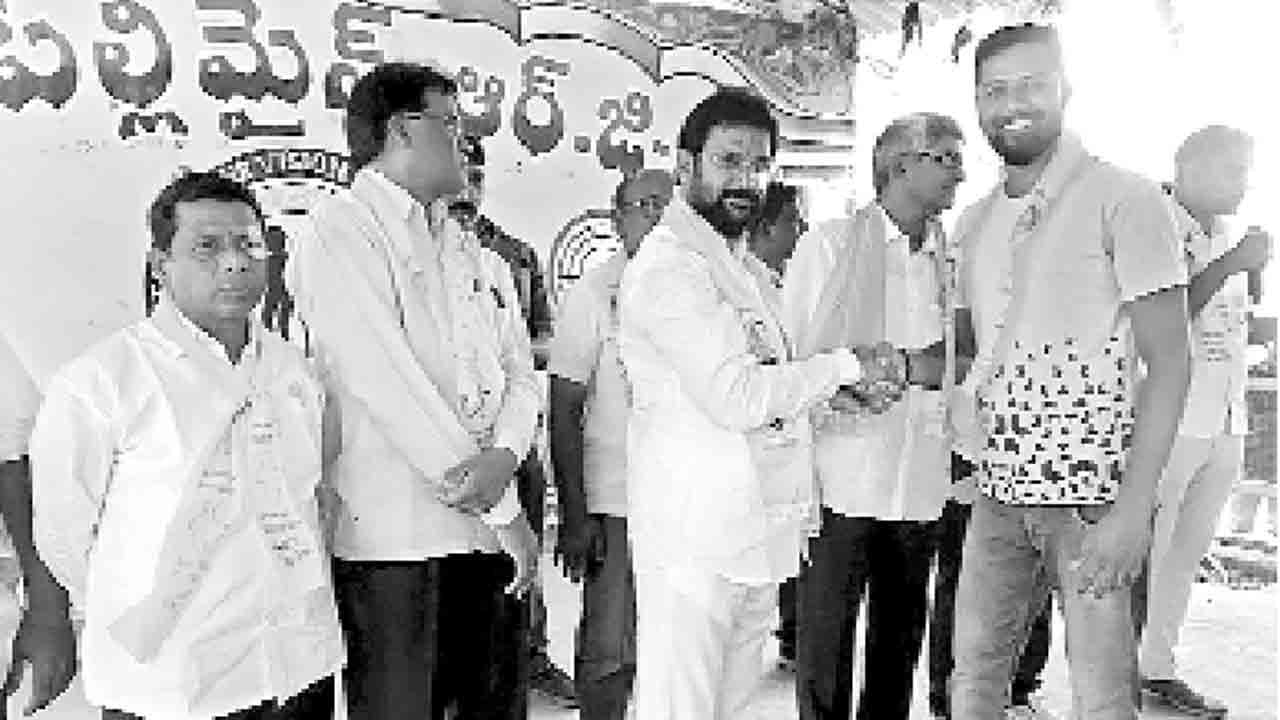 సీఎం కేసీఆర్‌ రుణం తీర్చుకుందాం