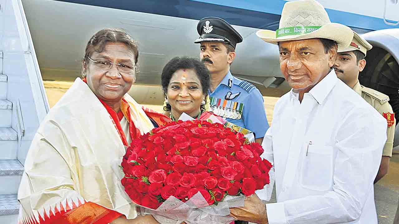 రాష్ట్రపతికి అపూర్వ స్వాగతం