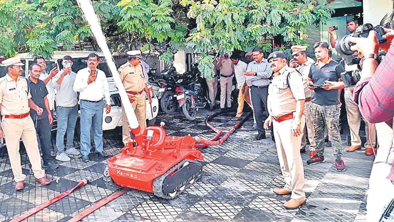 అగ్నిమాపకశాఖ సిగలో రోబో ఫైర్‌ ఫైటర్‌
