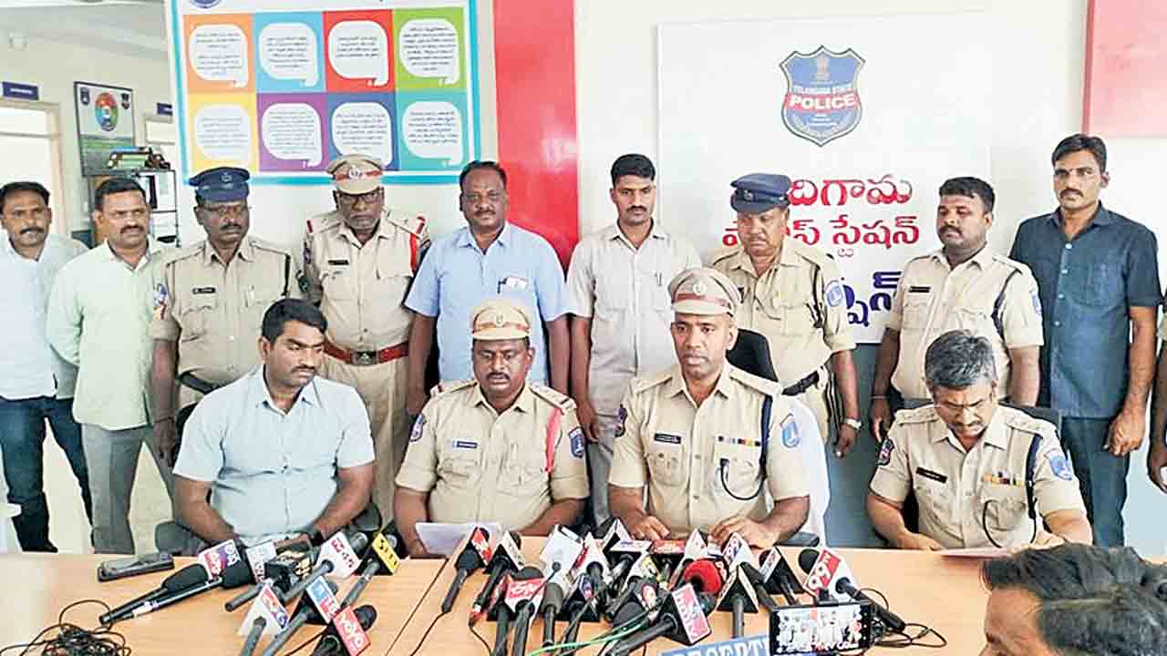 ఇల్లు ఖాళీ చేయించిందనే కక్షతో.. వృద్ధురాలు, చిన్నారి దారుణ హత్య