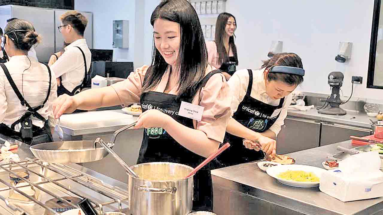 China |  చైనాలో కొత్త ట్రెండ్‌.. వైట్‌ కాలర్‌ ఉద్యోగాలను వదిలేసి చెఫ్స్‌, క్లీనర్స్‌గా మారిపోతున్న యువత