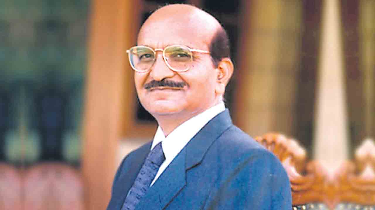 Karsanbhai Patel |  సైకిల్‌పై ఇంటింటికీ తిరిగి వాషింగ్‌ పౌడర్‌ అమ్మిన వ్యక్తి.. నేడు రూ.23 వేల కోట్ల టర్నోవర్‌ కలిగిన కంపెనీకి అధిపతి