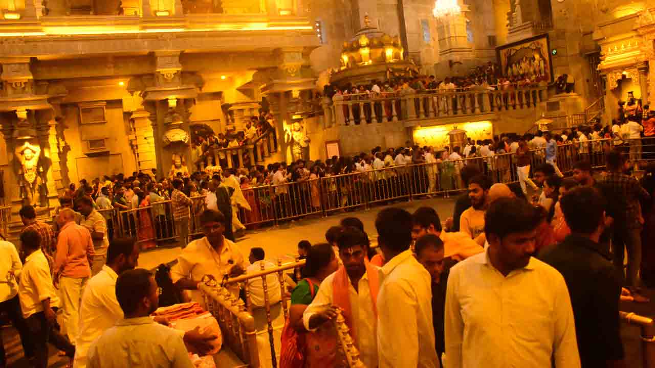 యాదగిరిగుట్టలో భక్తజన సందడి