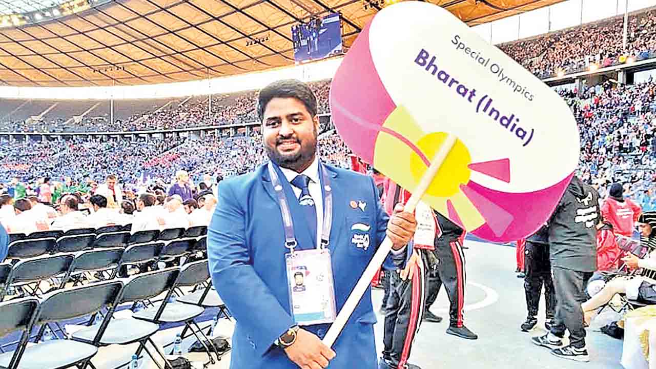 స్విమ్మింగ్‌ కోచ్‌గా ఆయూశ్‌