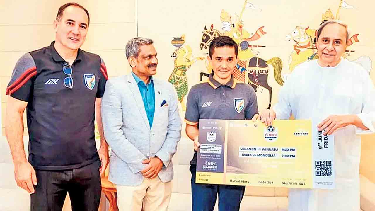 రైల్వే ప్రమాద బాధితులకు ఫుట్‌బాల్‌ జట్టు వితరణ