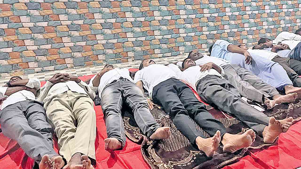 ఎన్మన్‌బెట్లలో ఎమ్మెల్యే బీరం పల్లెనిద్ర