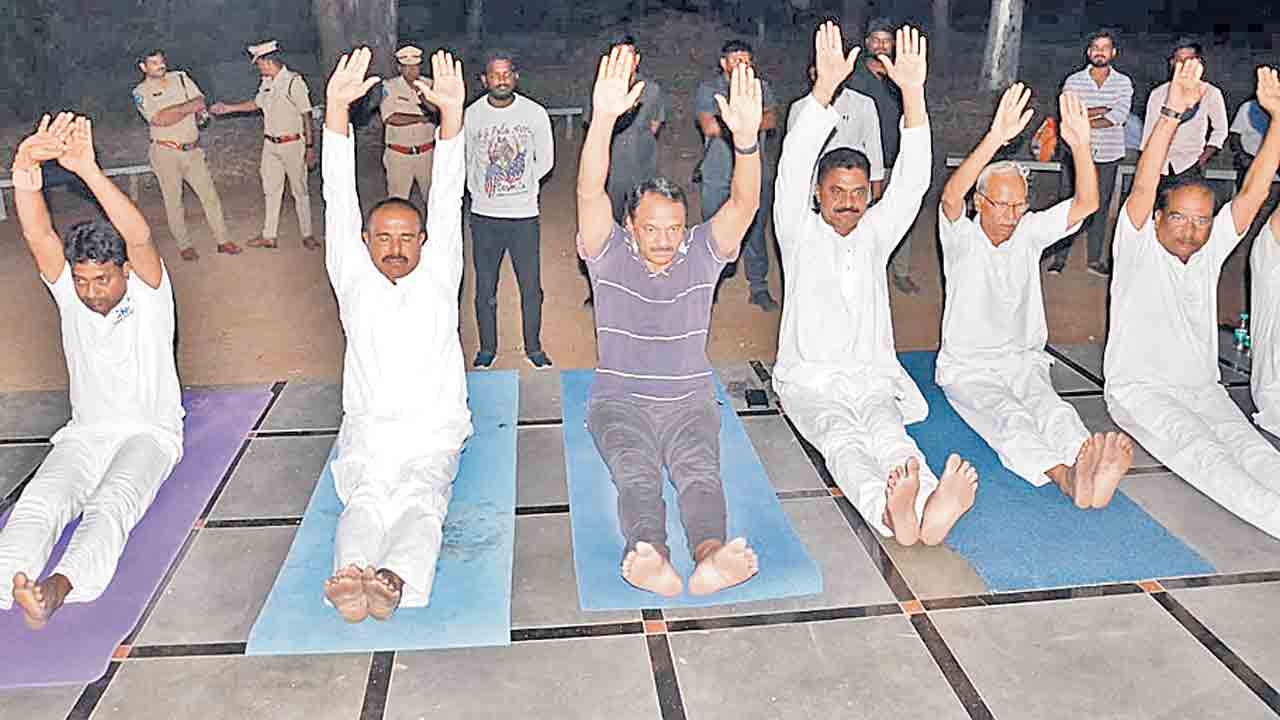 ఆరోగ్య పరిరక్షణ కోసం యోగా చేయండి