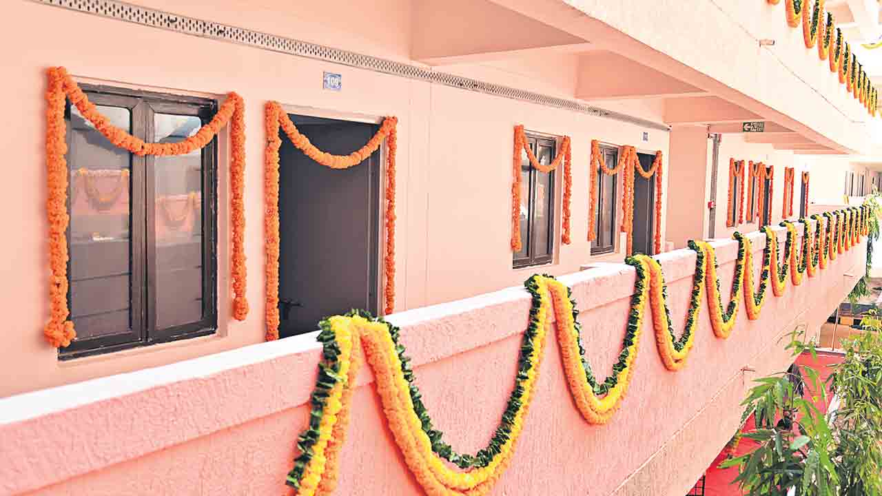 Kollur |  దారులన్నీ జిగేల్‌.. కొల్లూర్‌ 2 బీహెచ్‌కే కాలనీ మీదుగా వెళ్లే మార్గంలో ఏర్పాటు చేయనున్న హెచ్‌ఎండీఏ