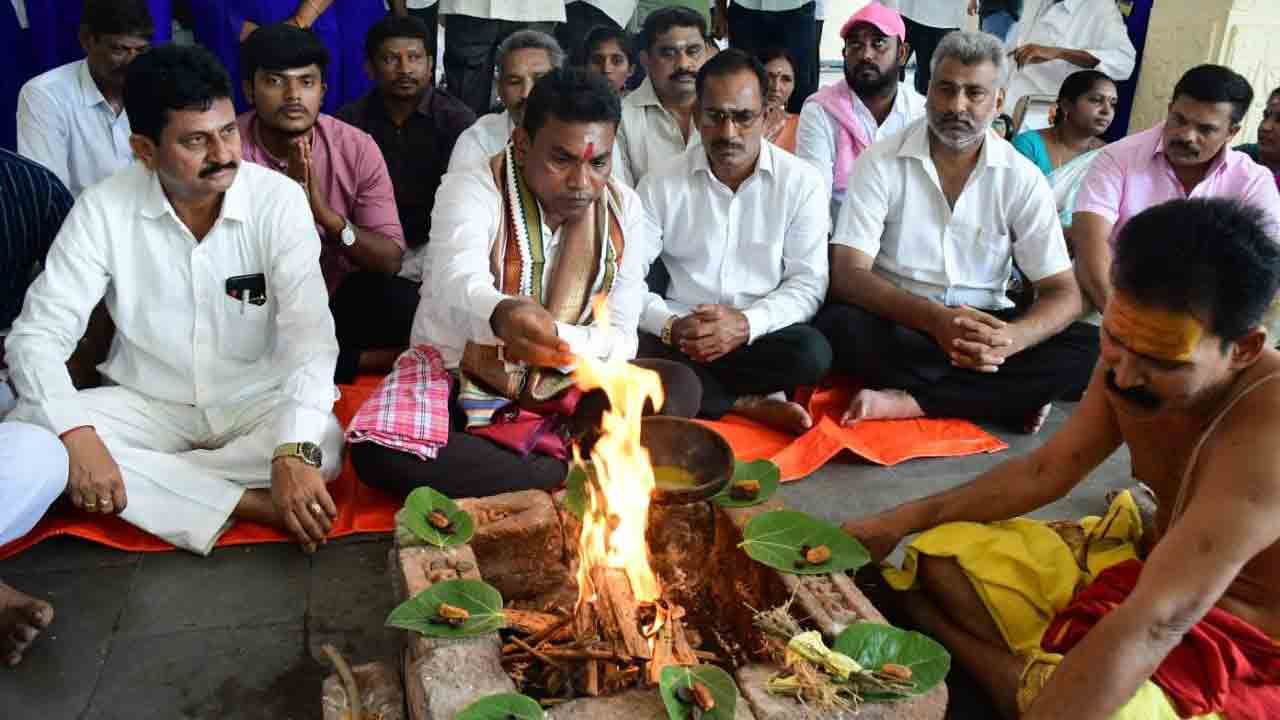 అడుగ‌డుగునా ఆధ్యాత్మిక శోభ‌