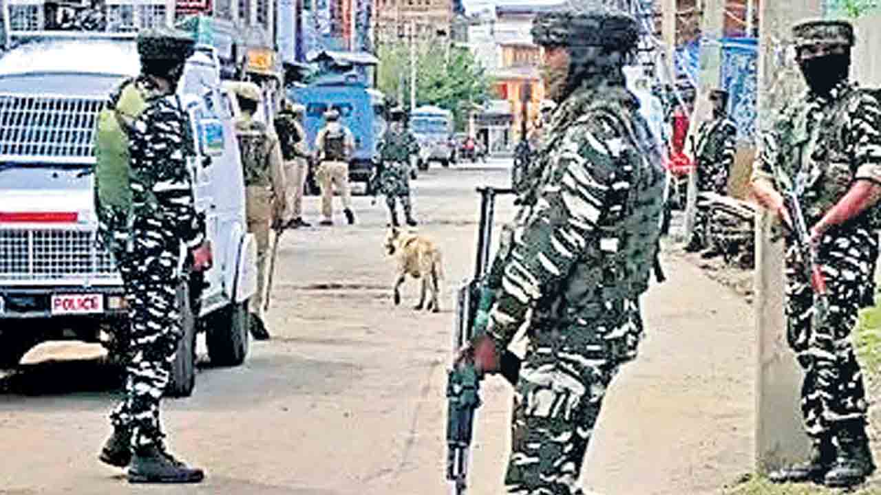 కశ్మీర్‌లో నలుగురు ఉగ్రవాదులు హతం