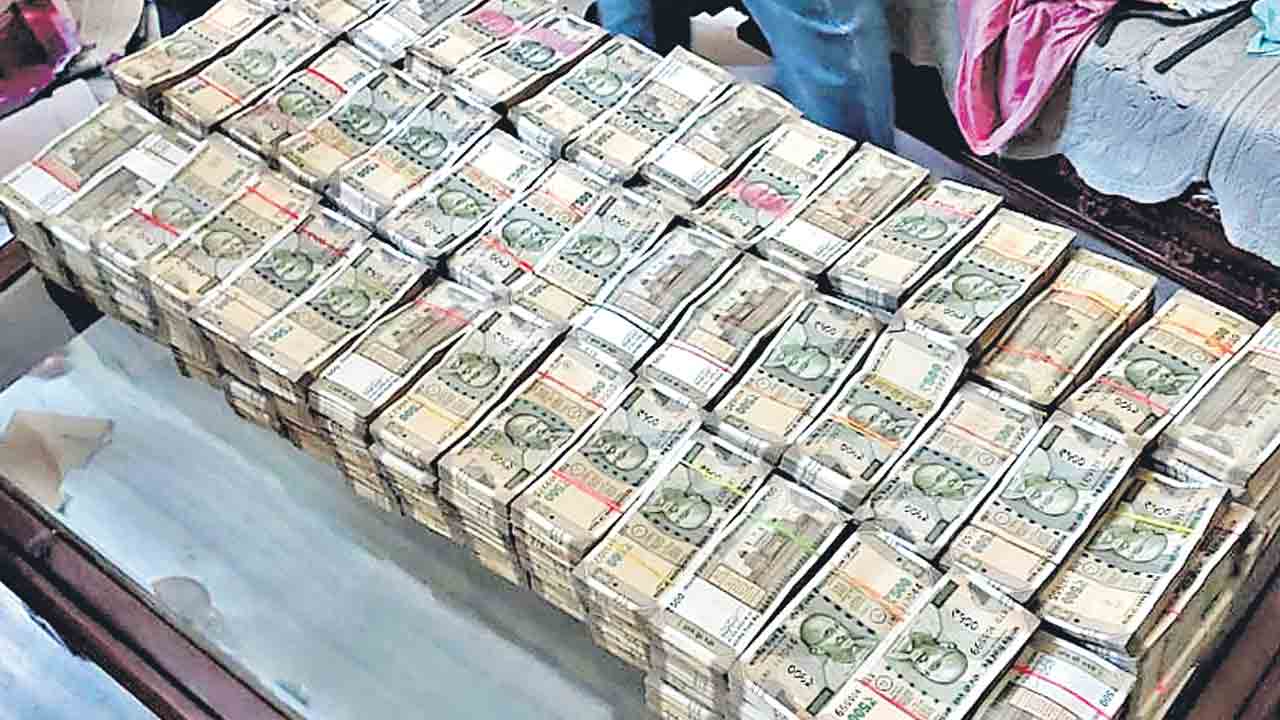 Deputy collector | డిప్యూటీ కలెక్టర్‌ ఇంటిపై విజిలెన్స్‌ అధికారుల దాడి.. పక్కింటి పైకి నోట్ల కట్టలు విసిరేసిన డీసీ