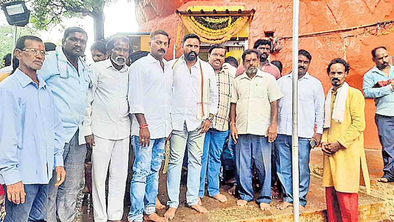 పాతనగరంలో ఘనంగా బోనాలు