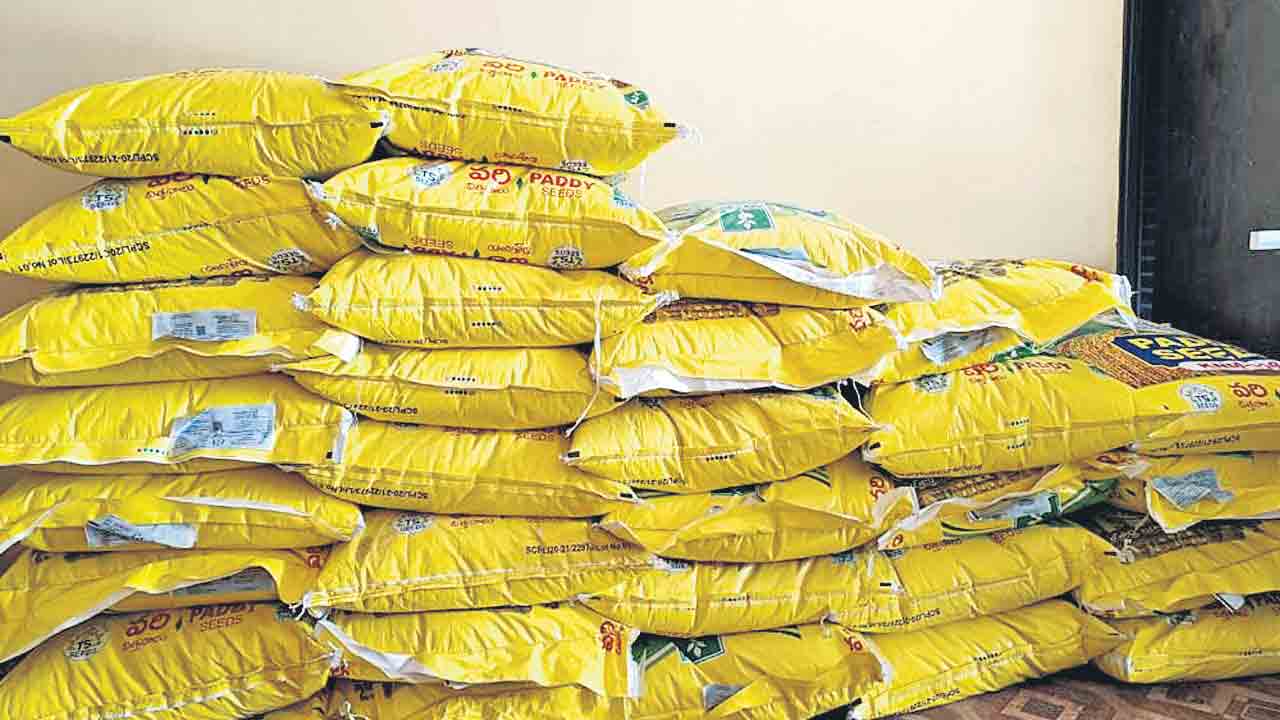 ఎరువులకు ఎదురుచూపుల్లేవ్‌