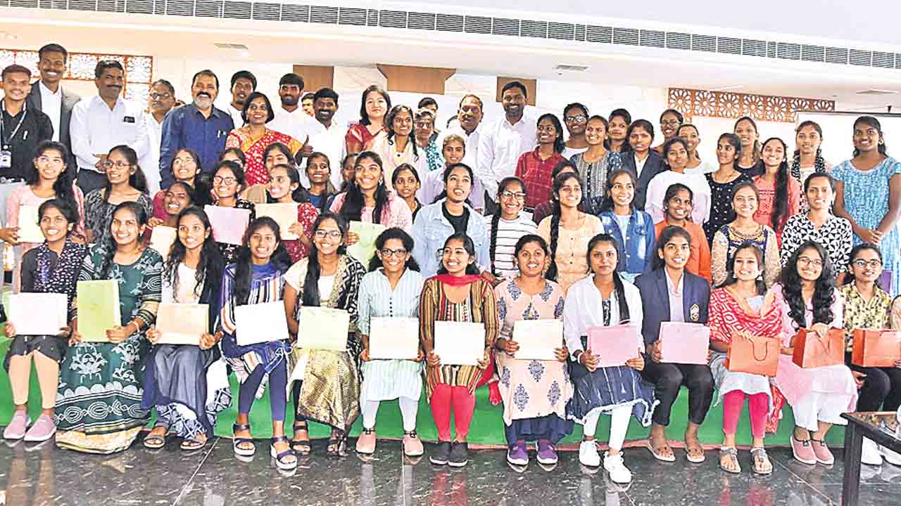 కేసీఆర్‌ కృషితో గురుకులాల్లో కార్పొరేట్‌ విద్య