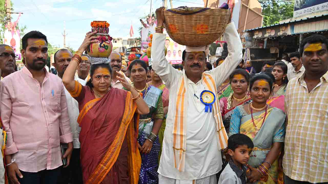 ఊరంతా క‌దిలొచ్చి.. బీర‌న్న‌కు బోన‌మెత్తి..