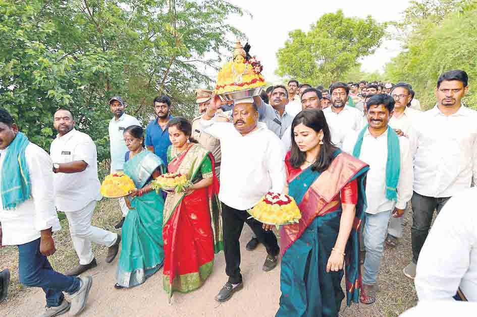 చెరువు నిండుగా.. ఊరూరా పండుగ