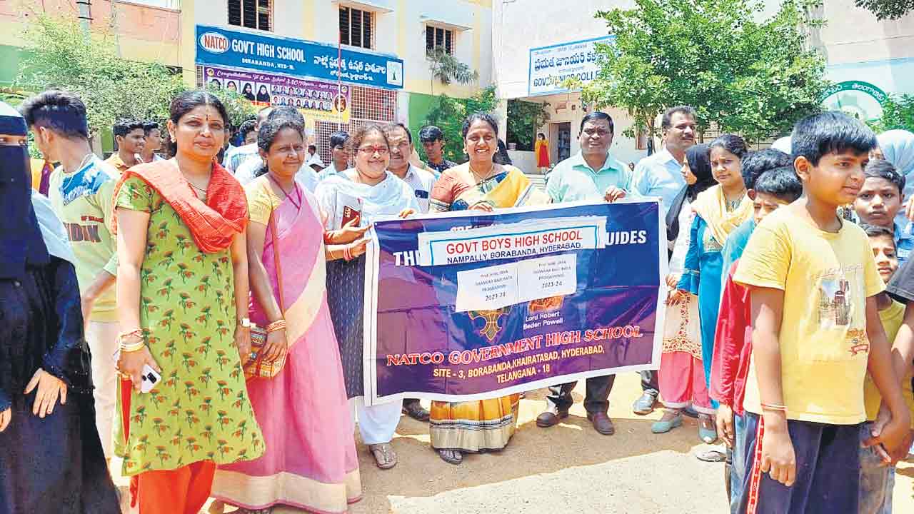 సర్కారీ స్కూళ్లకు క్యూ