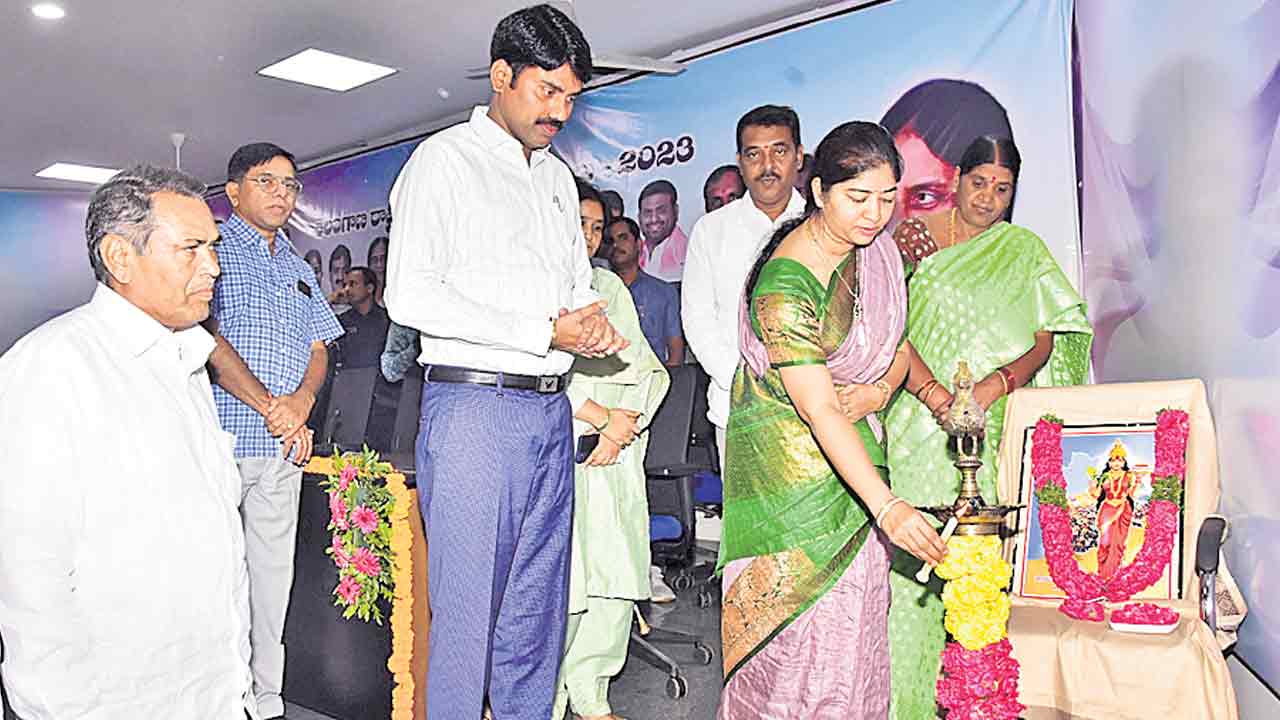 కవులు, కళాకారులను గౌరవించుకోవాలి