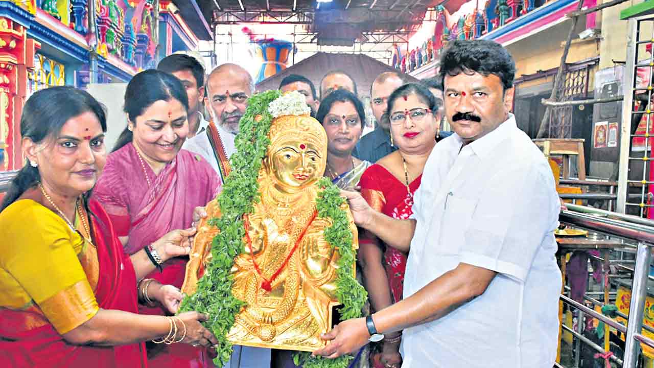 బల్కంపేట ఎల్లమ్మకు స్వర్ణ కవచం