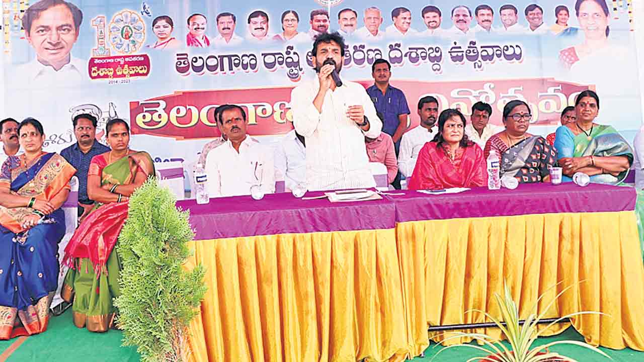 ఉత్తమ పౌరులుగా తీర్చిదిద్దే బాధ్యత ఉపాధ్యాయులదే