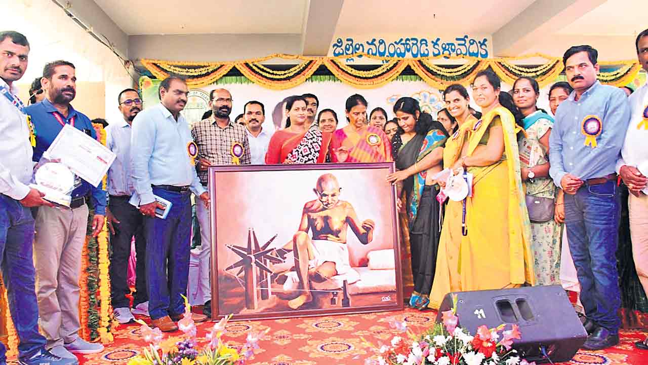 విద్యాలయాల్లో దశాబ్ది సందడి