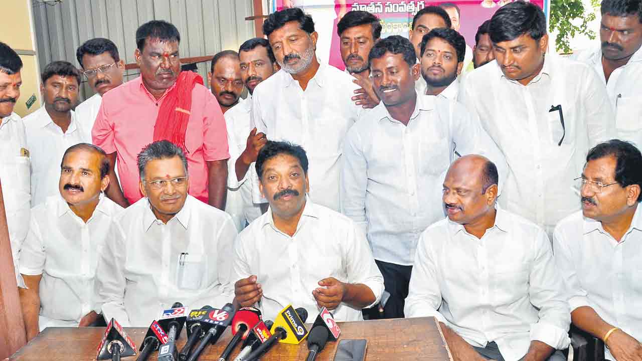 ఐటీ దాడులతో కక్ష సాధింపు: ఎమ్మెల్యే పైళ్ల