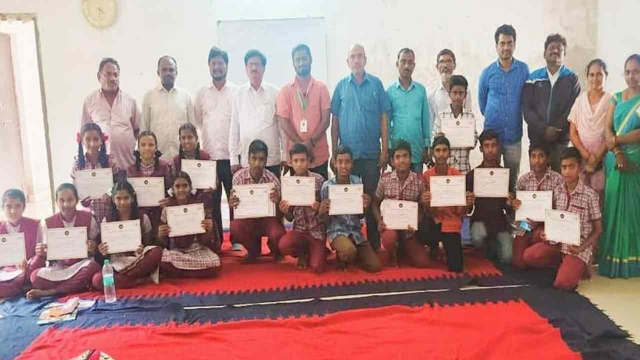 అక్షరాస్యతపై అవగాహన కలిగి ఉండాలి