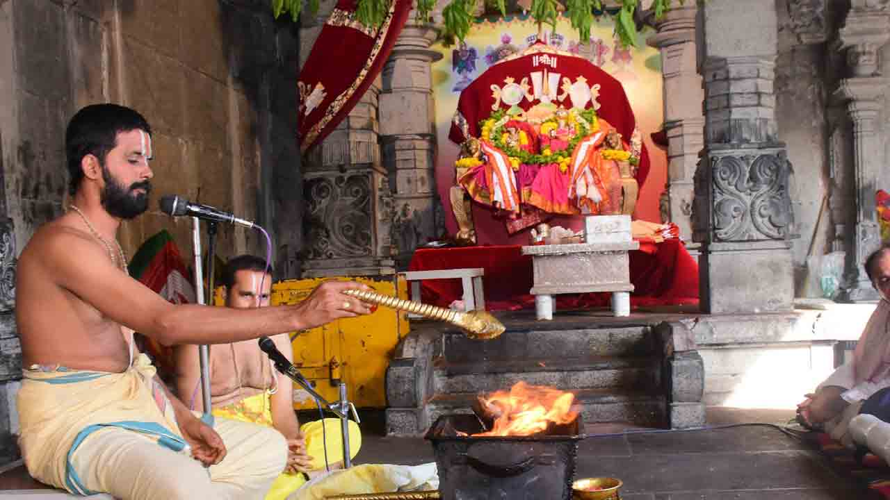 యాదగిరిగుట్టలో భక్తుల సందడి