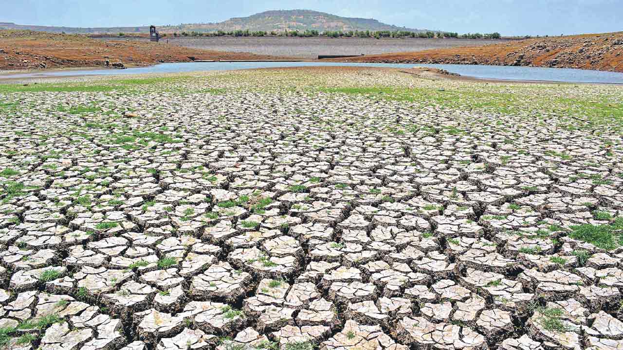 Mumbai |  ముంబైకీ నీటి కటకట.. మరో 27 రోజులకే సరిపోనున్న నీటి నిల్వలు.. వర్షాలు పడకపోతే నీటి సరఫరాలో 15% కోత