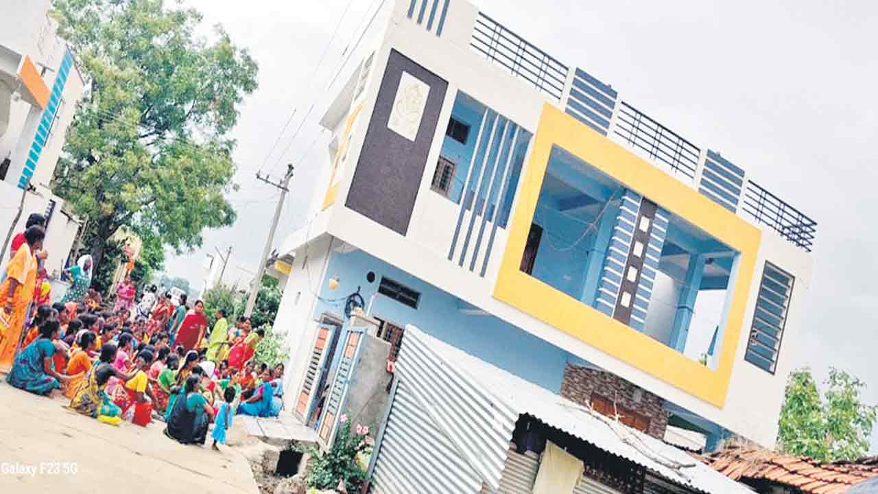 వీవోఏ ఇంటి ఎదుట డ్వాక్రా మహిళల ధర్నా