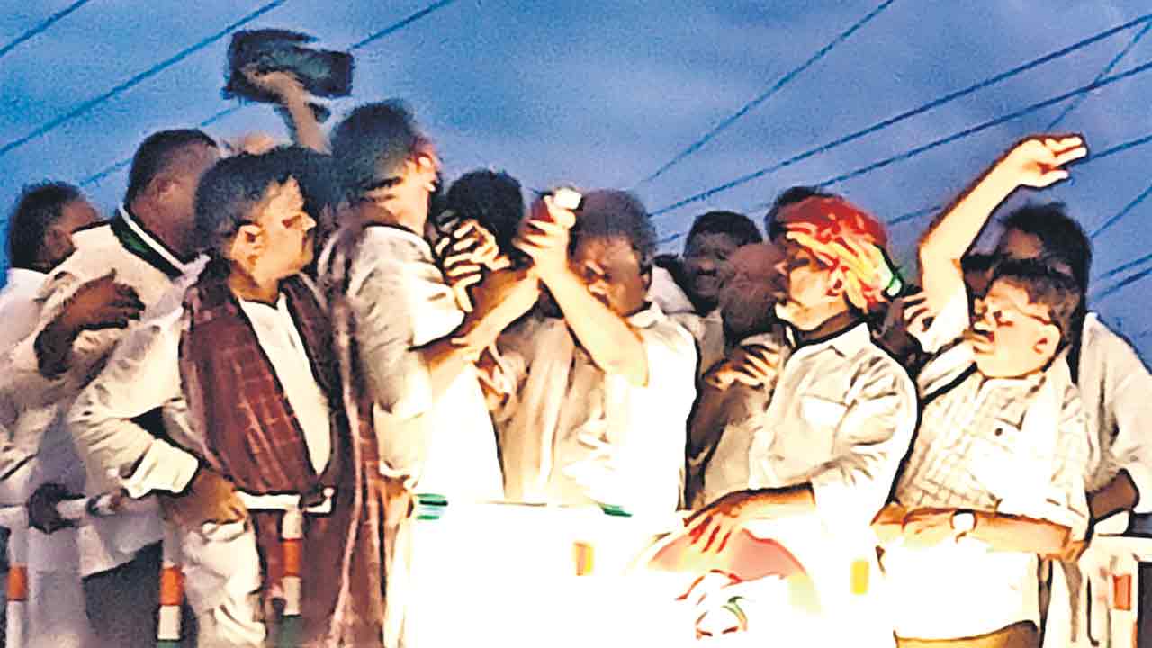 భట్టి ముందే కాంగ్రెస్‌ నేతల కుమ్ములాట