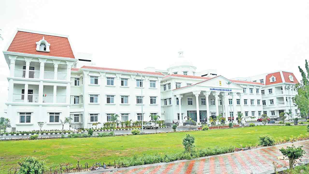 రాజసం ఉట్టిపడేలా..