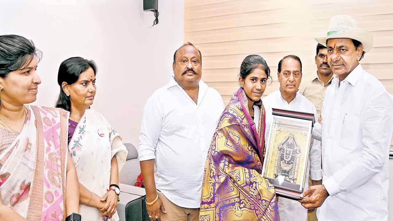 CM KCR |  ఐఏఎస్‌ చదువుతానంటే రూ.5 లక్షల పంపిస్తా.. గురుకుల విద్యార్థినికి సీఎం కేసీఆర్‌ హామీ