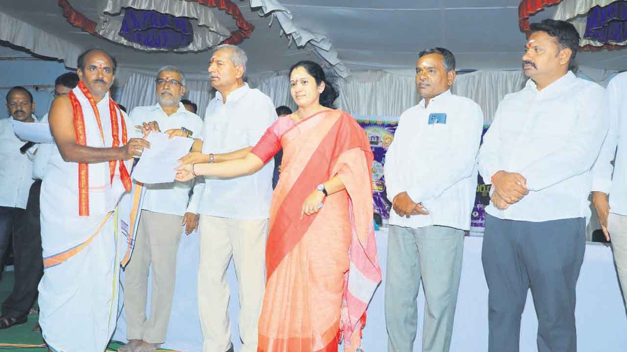 ఆధ్యాత్మిక వైభవం.. ఆలయాల్లో ప్రత్యేక పూజలు