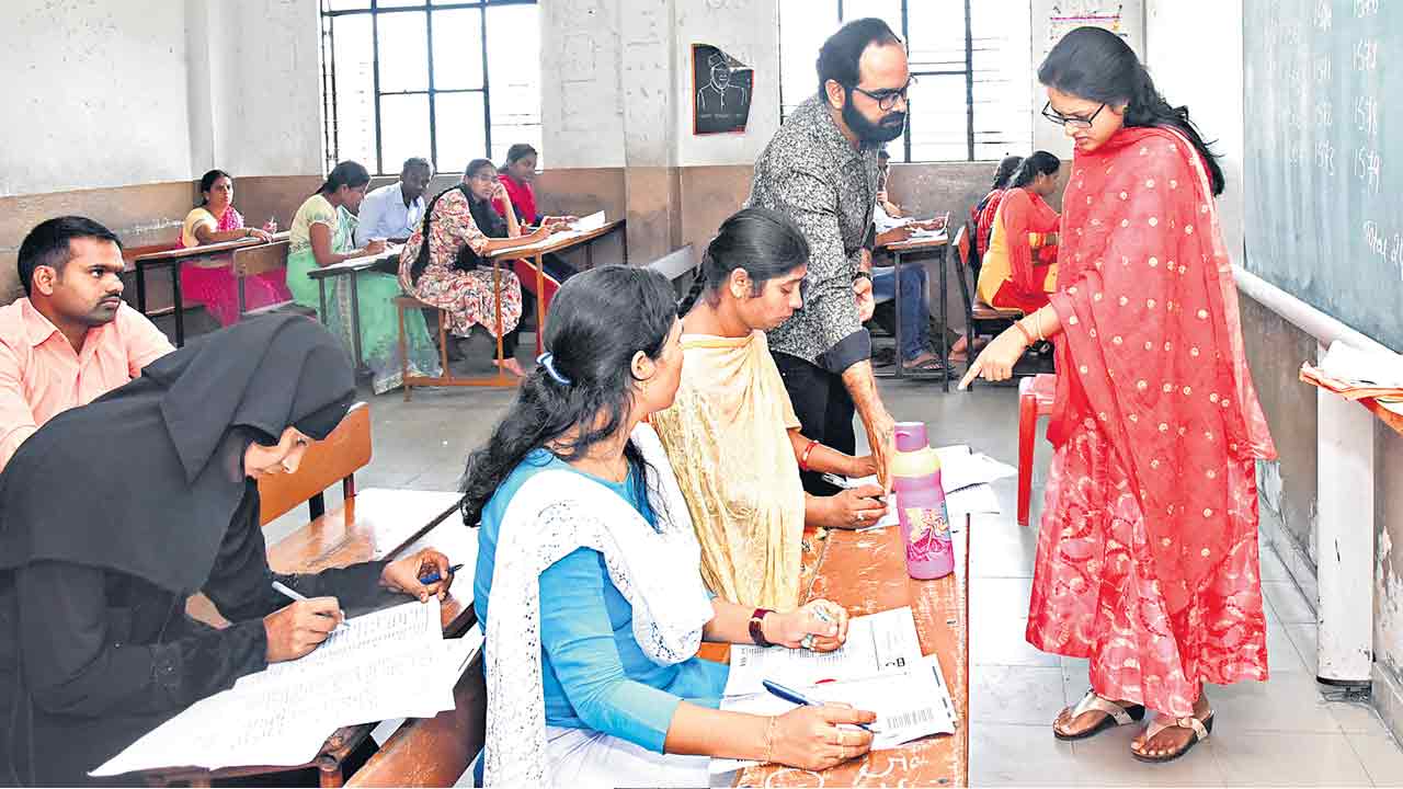 TSPSC |  బయోమెట్రిక్‌తో  సమయాభావం.. గ్రూప్‌-4లో థంబ్‌ అటెండెన్స్‌.. పరీక్షకు ఏర్పాట్లుచేస్తున్న  టీఎస్‌పీఎస్సీ