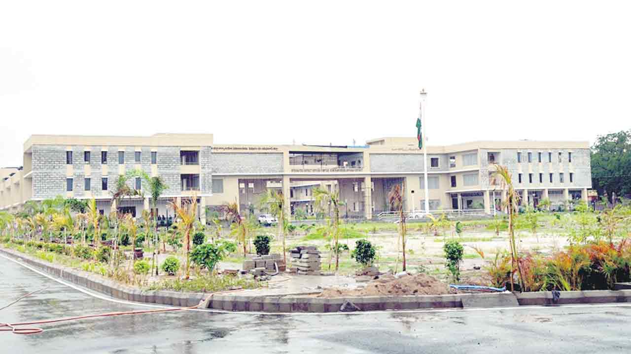సమీకృత కలెక్టరేట్‌ ప్రారంభానికి సిద్ధం