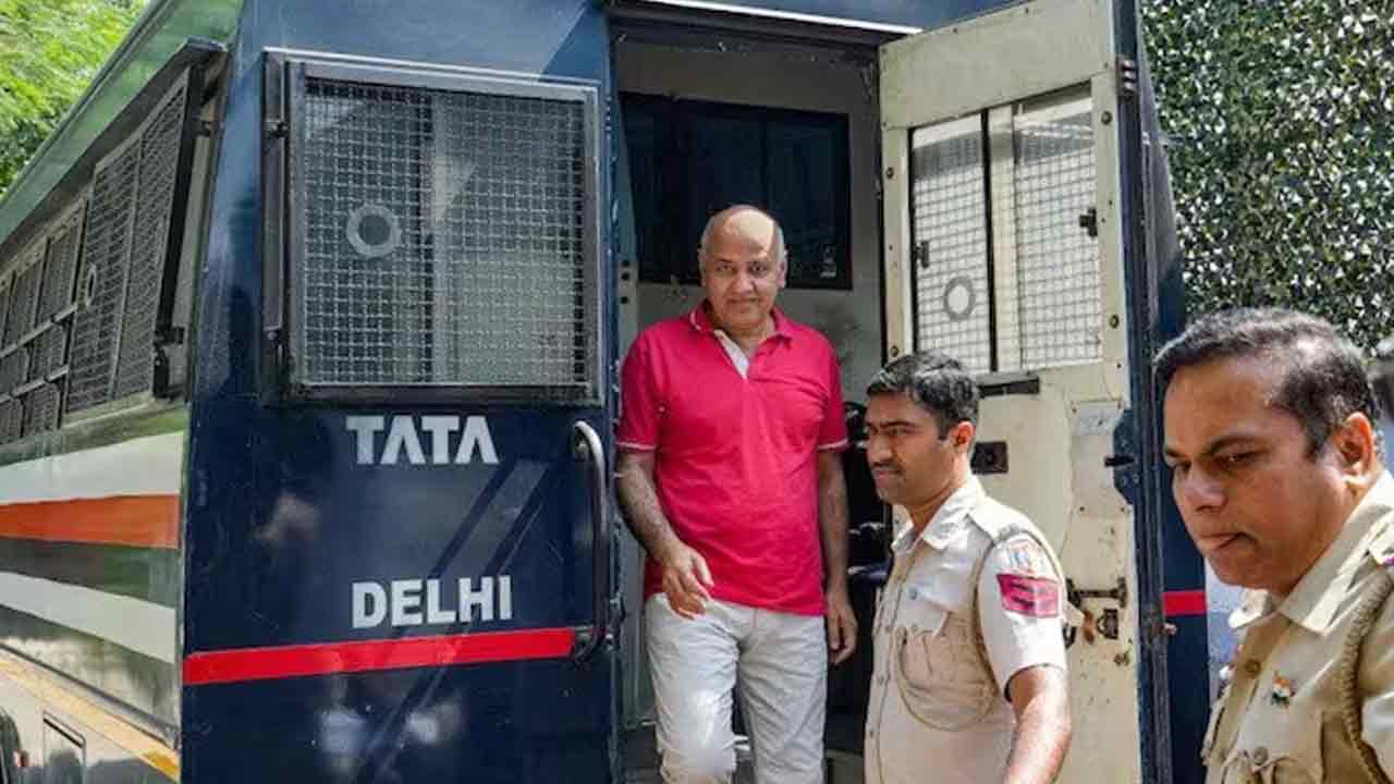 మా మాటలు వినడానికి పోలీసుల్ని మోహరించారు