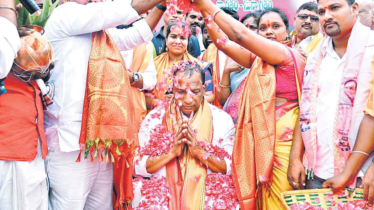 మంత్రి మల్లారెడ్డికి పుష్పాభిషేకం