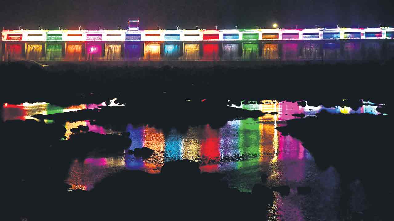 Telangana Decade Celebrations |  బీళ్లకు ఎదురెక్కుతున్న నదీ జలాలు.. మండు వేసవిలో మత్తళ్లు దూకుతున్న చెరువులు