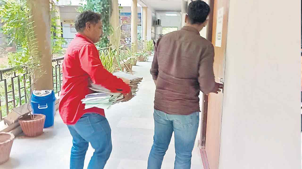 Telangana University | టీయూలో విజిలెన్స్‌ దాడులు.. ముఖ్యమైన హార్డ్‌డిస్క్‌లు, కంప్యూటర్లు స్వాధీనం