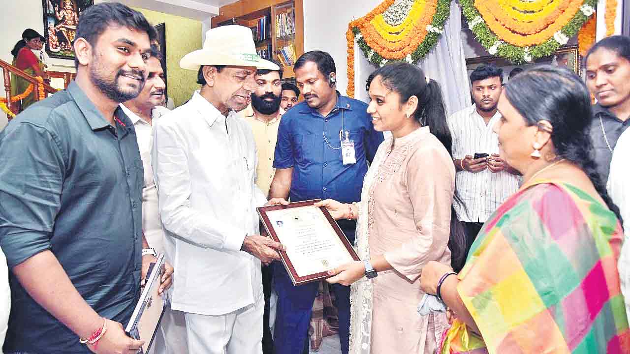 అమరవీరులకు అభివృద్ధి వందనం