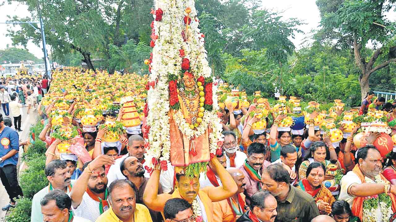 కట్టమైసమ్మకు కుమ్మరుల తొలిబోనం