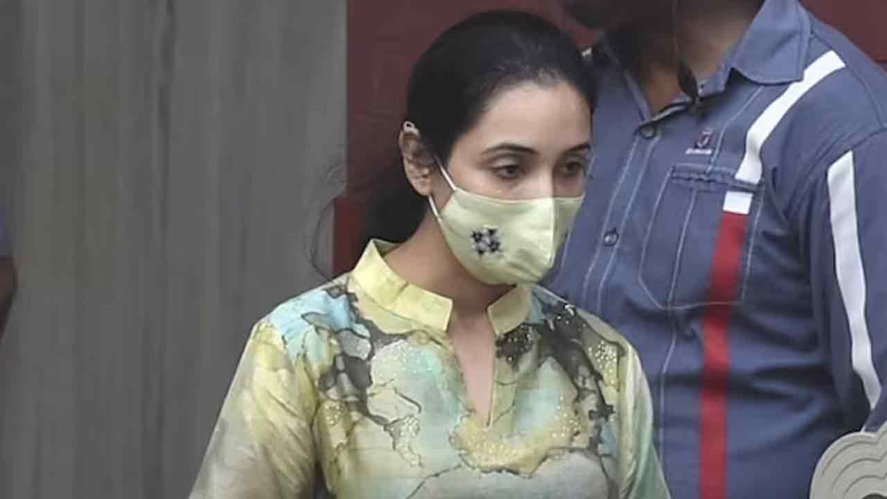 ఎయిర్‌పోర్టులో అభిషేక్‌ భార్య అడ్డగింత