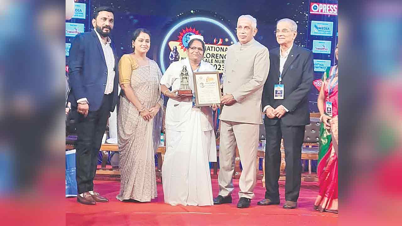 హెడ్‌నర్సు ఆరోగ్యజ్యోతికి నేషనల్‌ ఫ్లోరెన్స్‌ నైటింగేల్‌ అవార్డు ప్రదానం