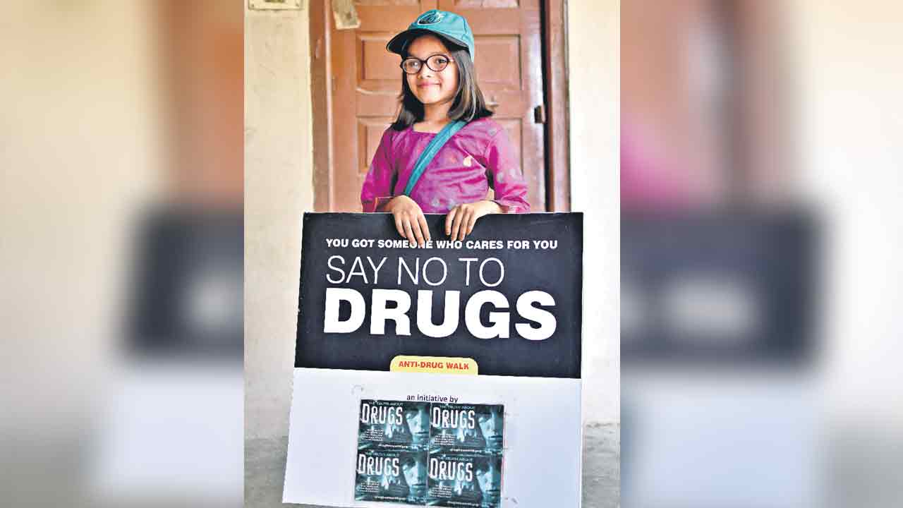 Tania  |  డ్రగ్స్‌ రహిత సమాజం కోసం 12 ఏండ్ల తానియా విస్తృత ప్రచారం..