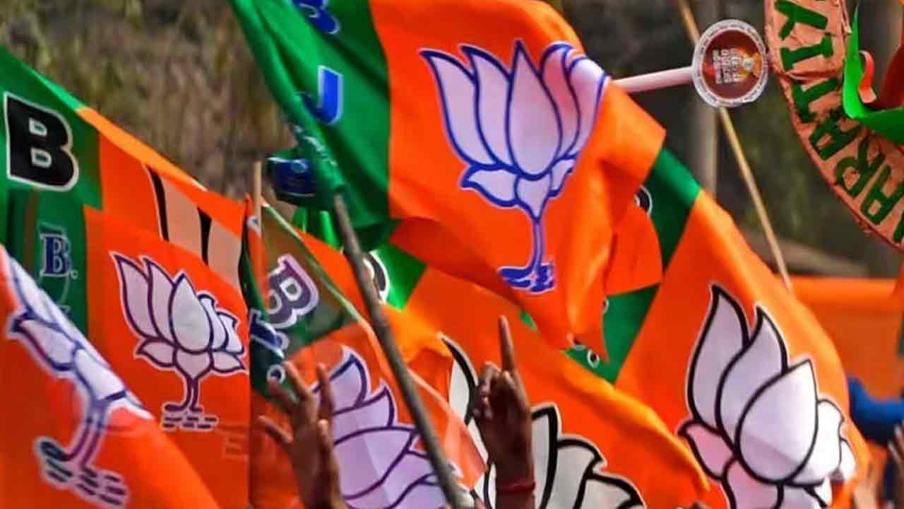 BJP |  అందరి వేళ్లూ ఈటల వైపే.. బీజేపీలో లీకువీరులు ఎవరు?