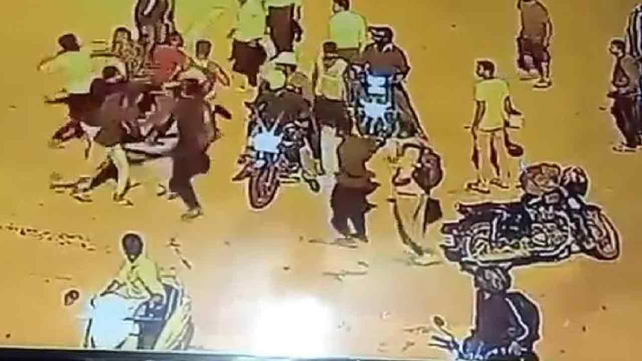 టోల్‌ కట్టాలంటే..కర్రలతో కొట్టి చంపారు