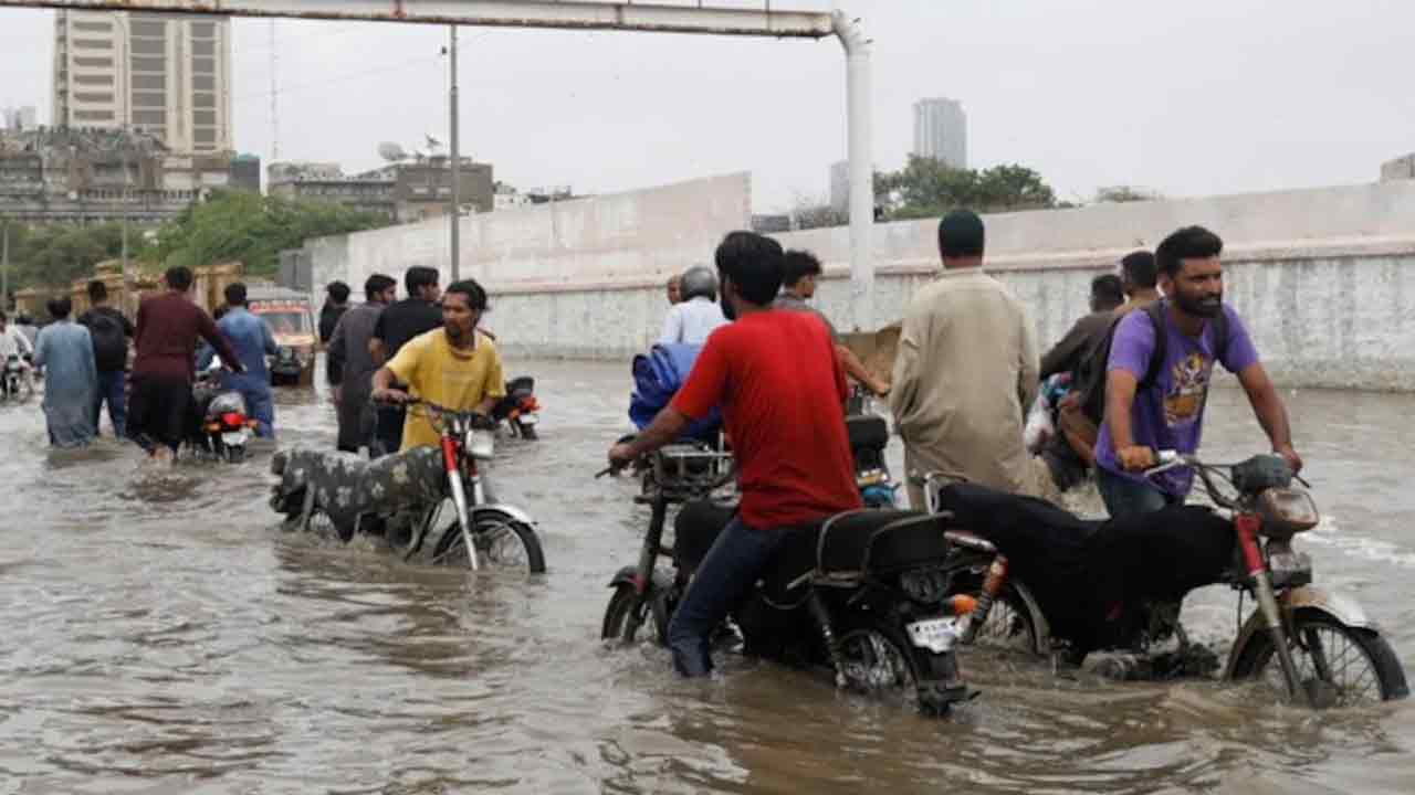 పాక్‌లో భారీ వర్షాలు.. 34 మంది మృతి