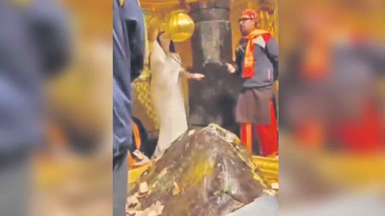 శివలింగంపై నోట్లు చల్లిన మహిళపై కేసు